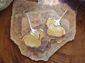 Flower Drop Earring Gold Mother of Pearl